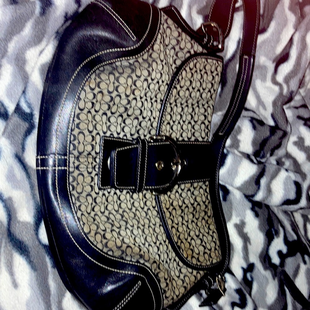 Cute coach handbag brand new never worn out!